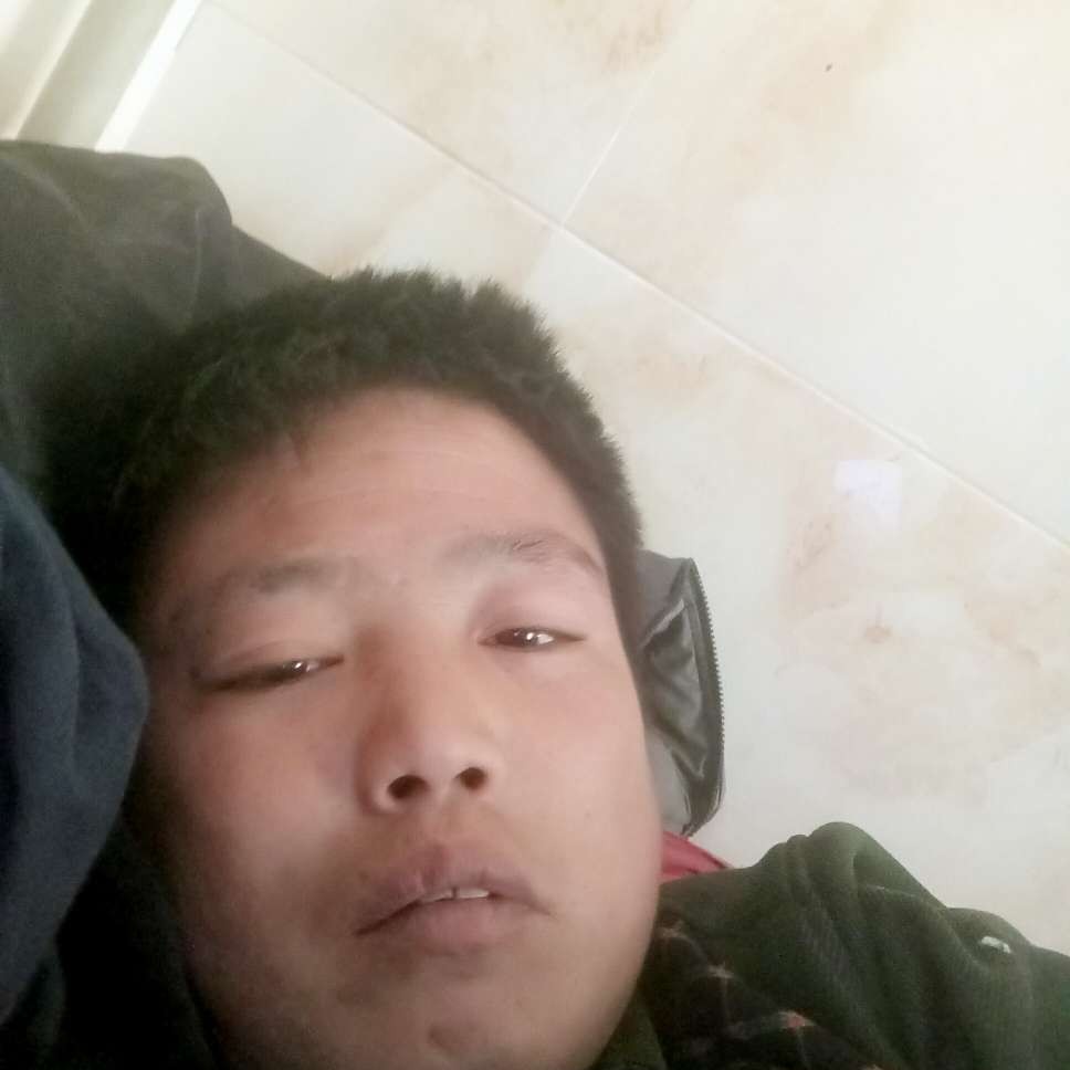 耍酷回眸白开水的照片