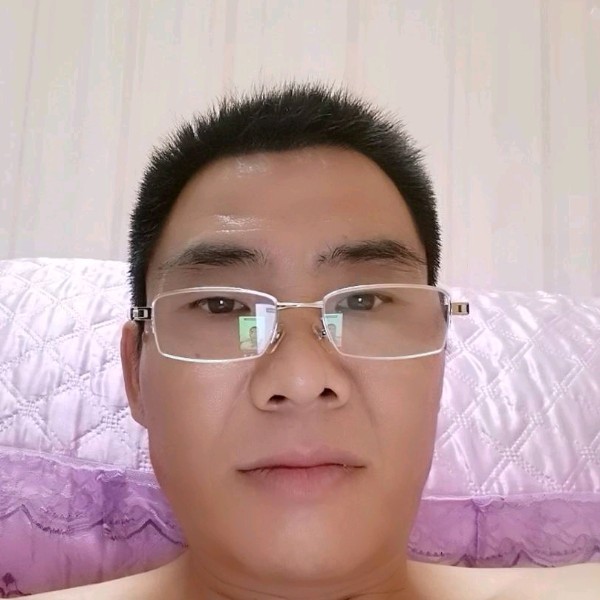 魁梧相许毛衣的照片