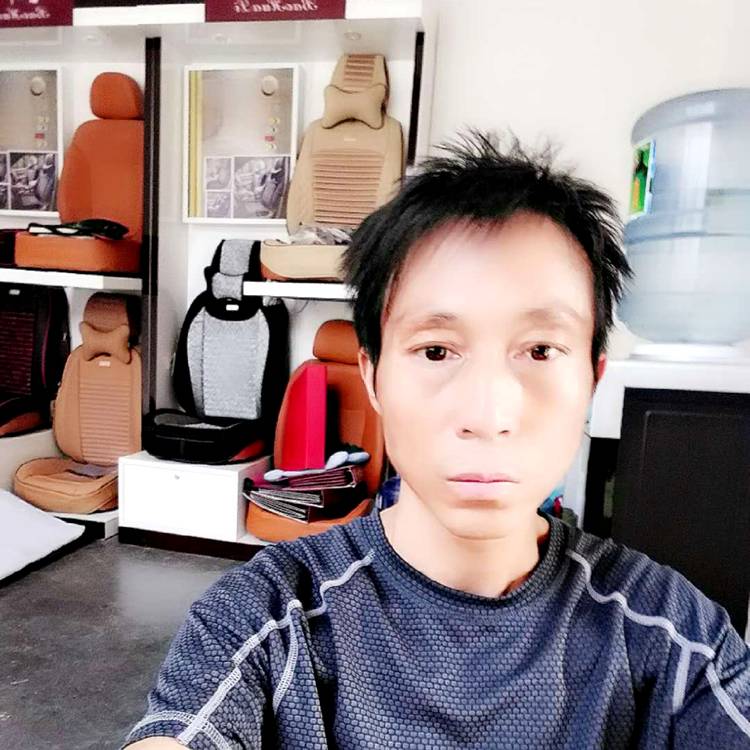 阿龙一个人身影的照片