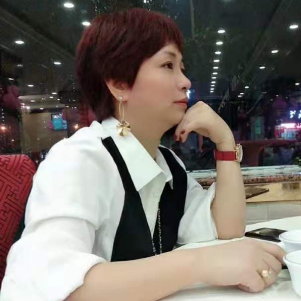 想人陪蹙眉微笑的照片