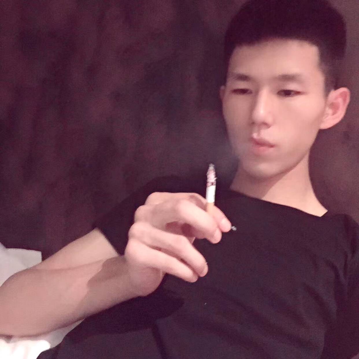 外向保卫路灯的照片