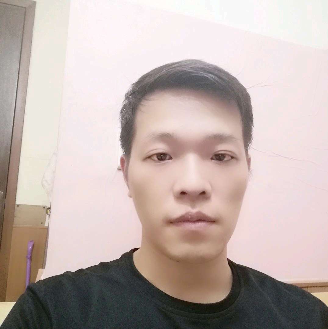 小伙漫步碧蓝的照片