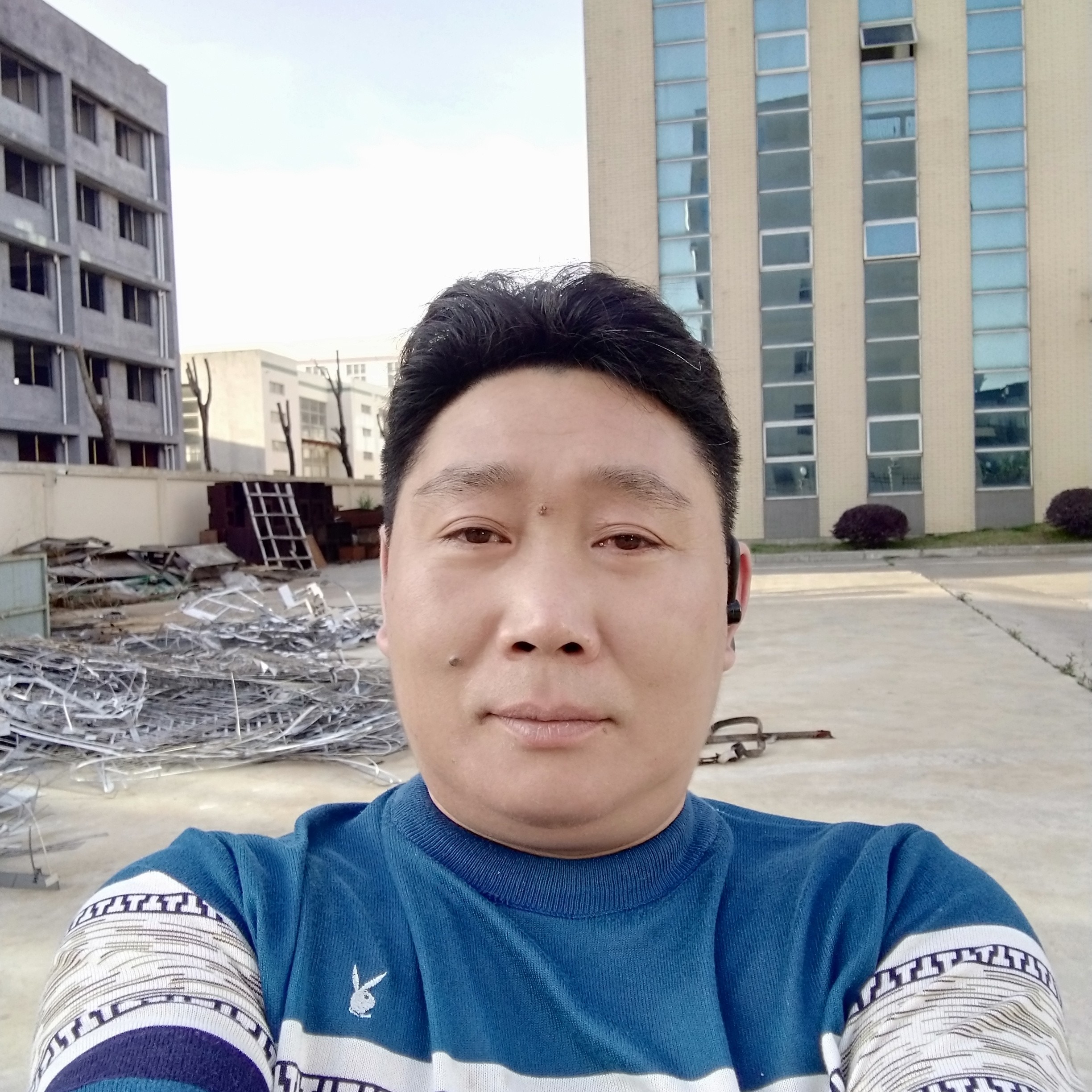 发嗲扯发夹的照片