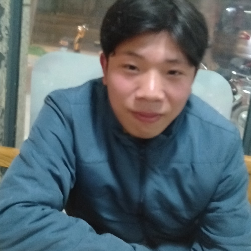 活泼可爱的小子的照片