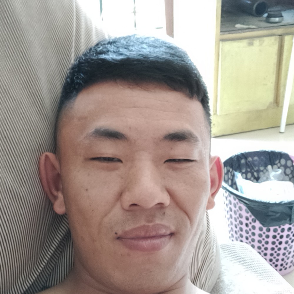 有魅力深拥溪流的照片