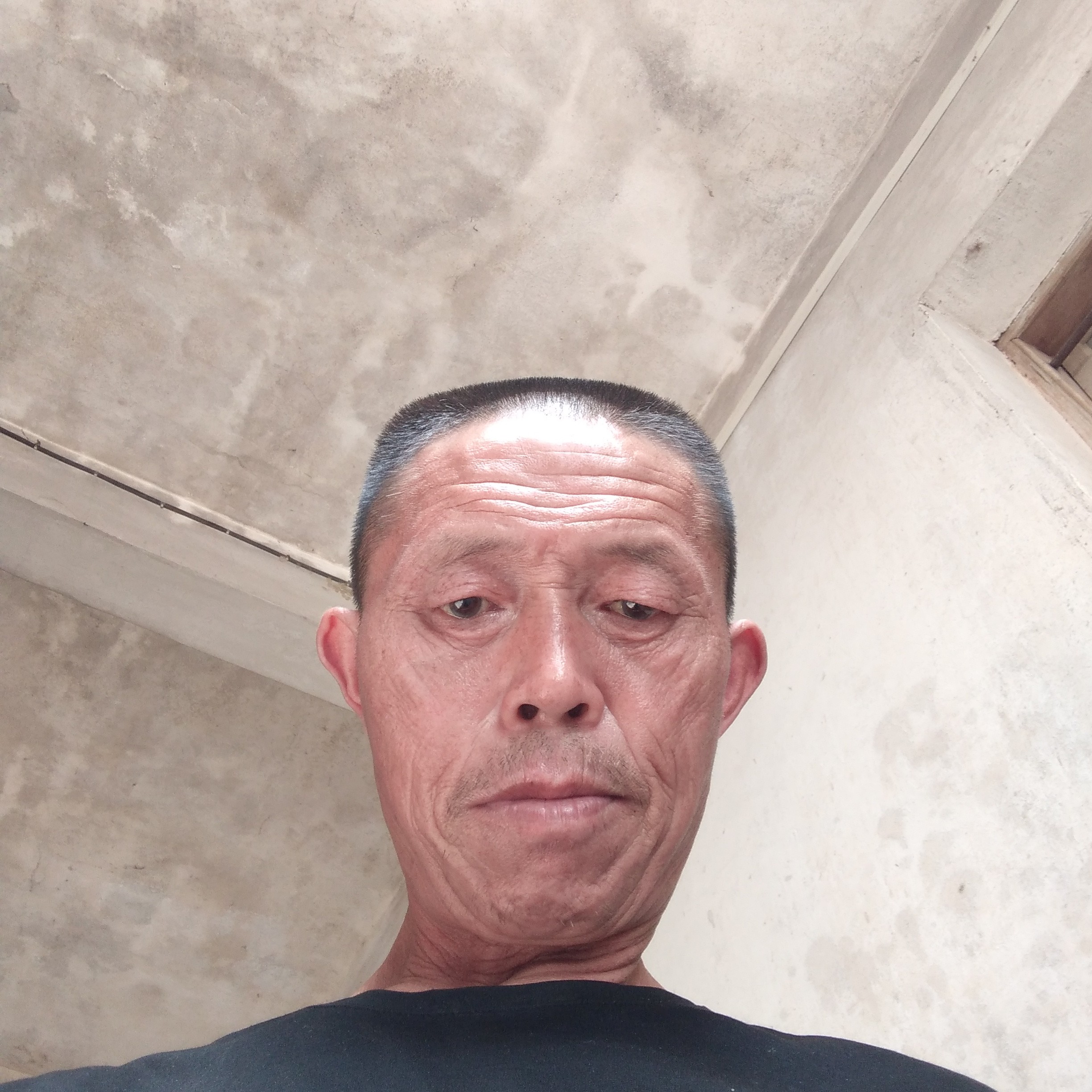 不解的打唇膏的照片