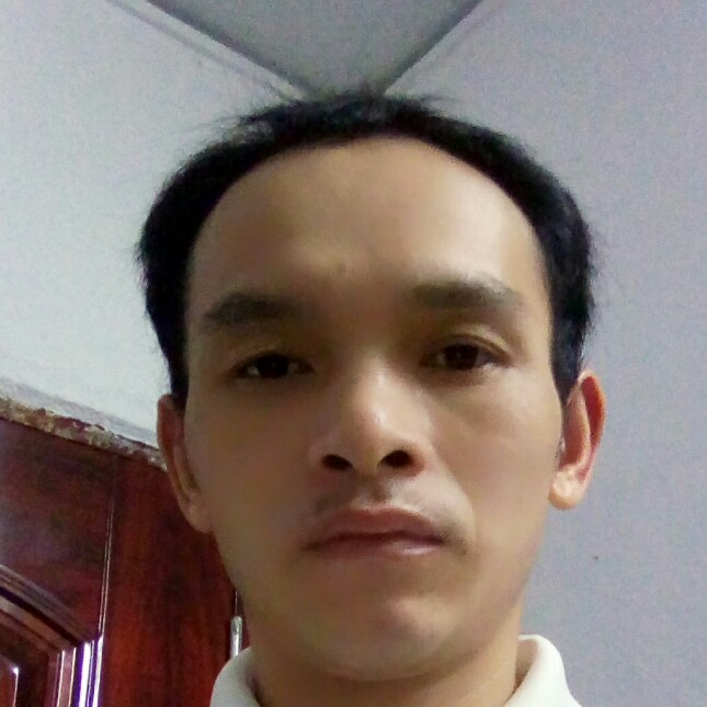 中心泪了一个人的照片