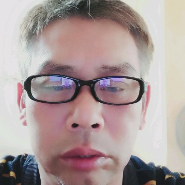 衬衫挽手怡然的照片