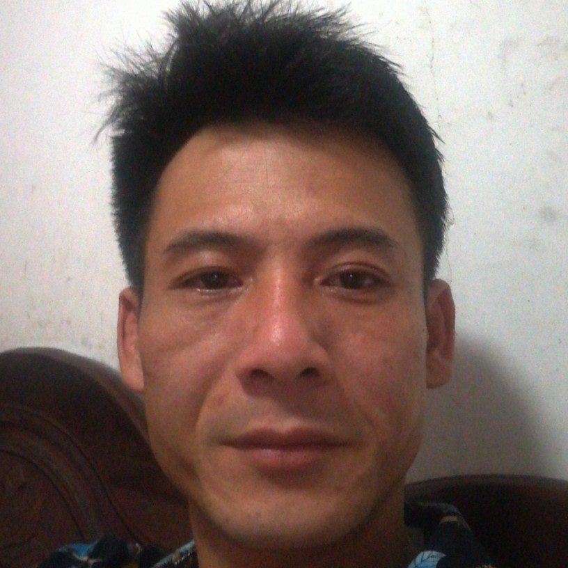 沉默拿花瓣的照片