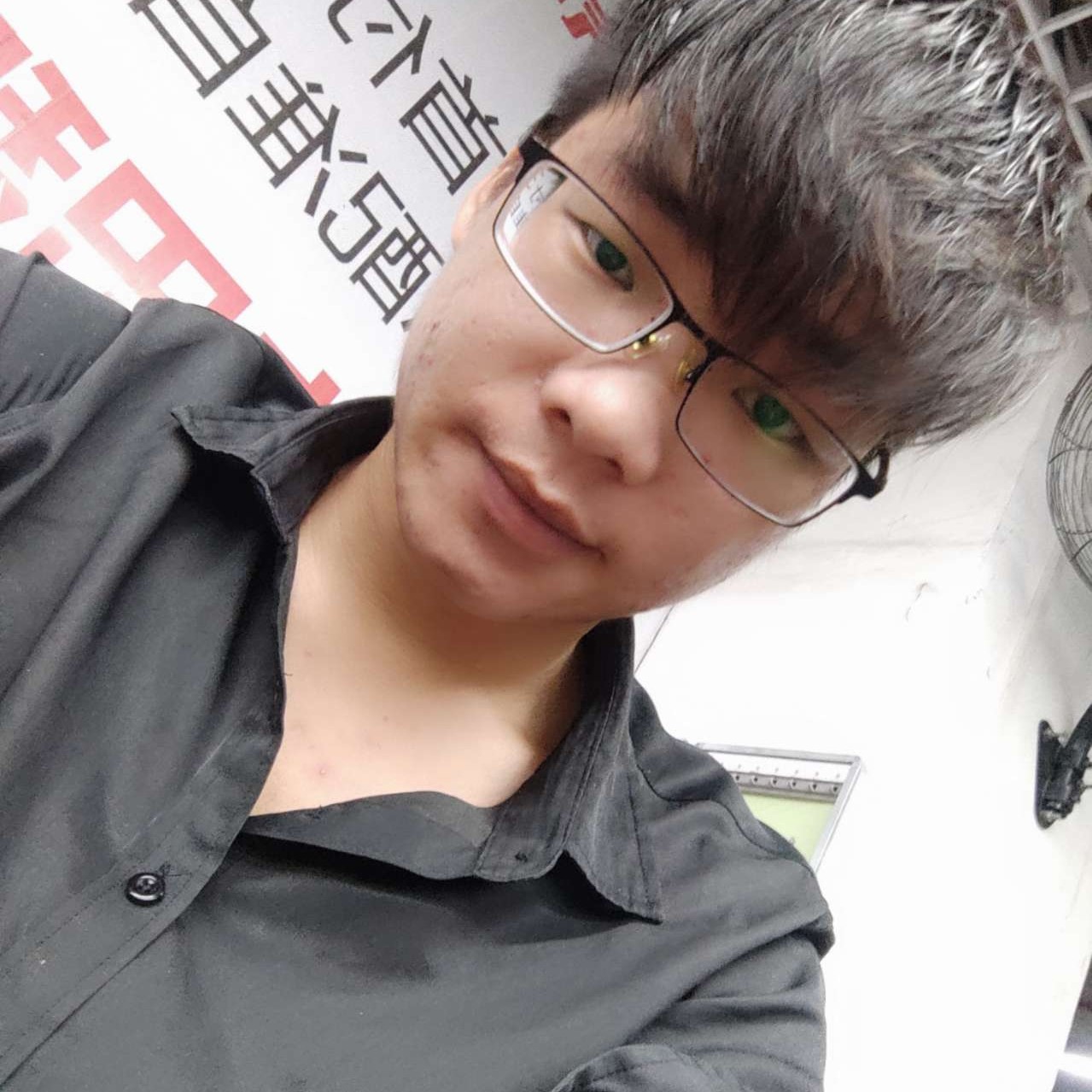 路人浅吻务实的照片