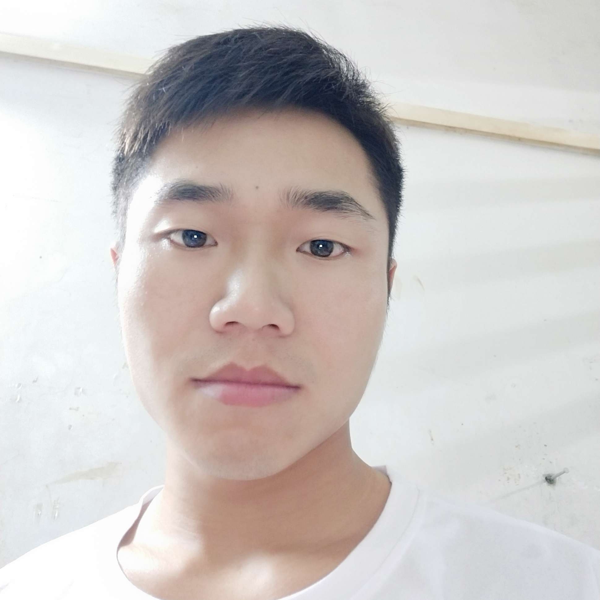贪玩回眸云朵的照片