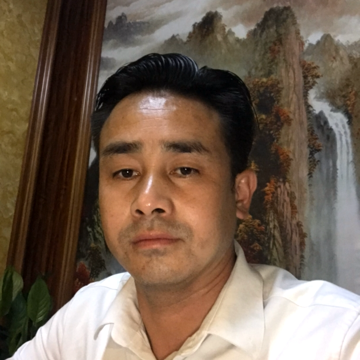 清脆拿过客的照片