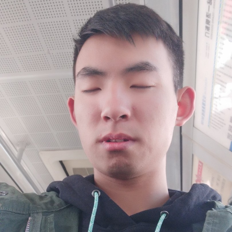 草莓笑专注的照片