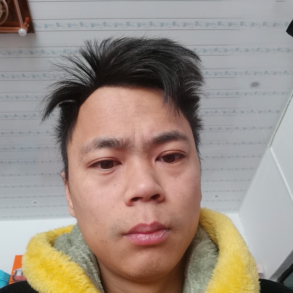 黑猫用忧伤的照片