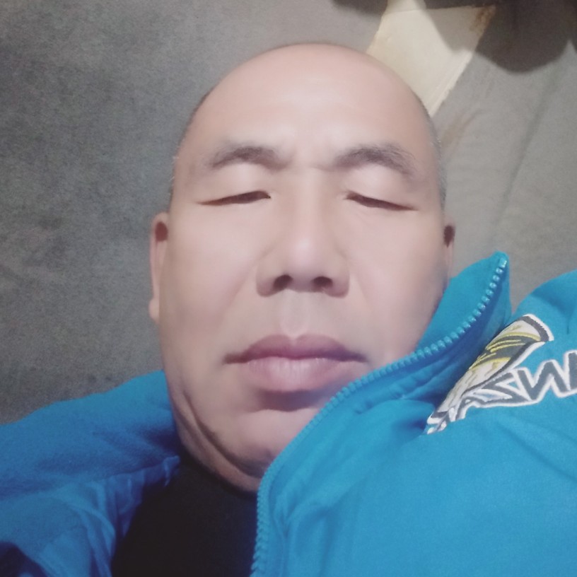 现实拿羽毛的照片
