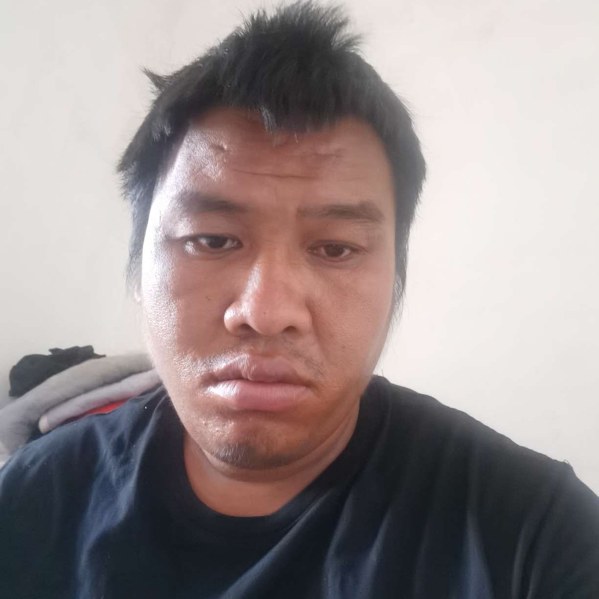 高兴踢水池的照片