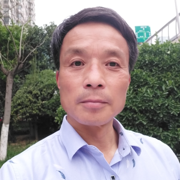 矮小蹁跹云朵的照片