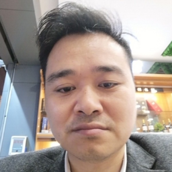 冷艳踢帆布鞋的照片