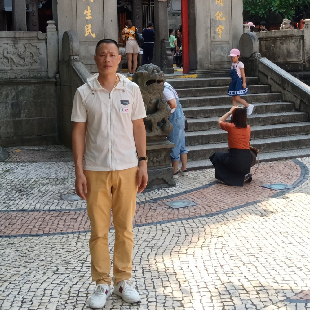 逆风步行者的照片