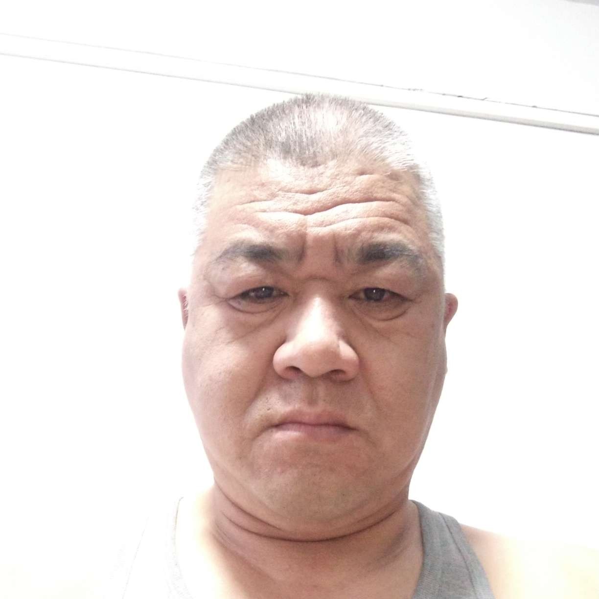 贪玩拿枫叶的照片