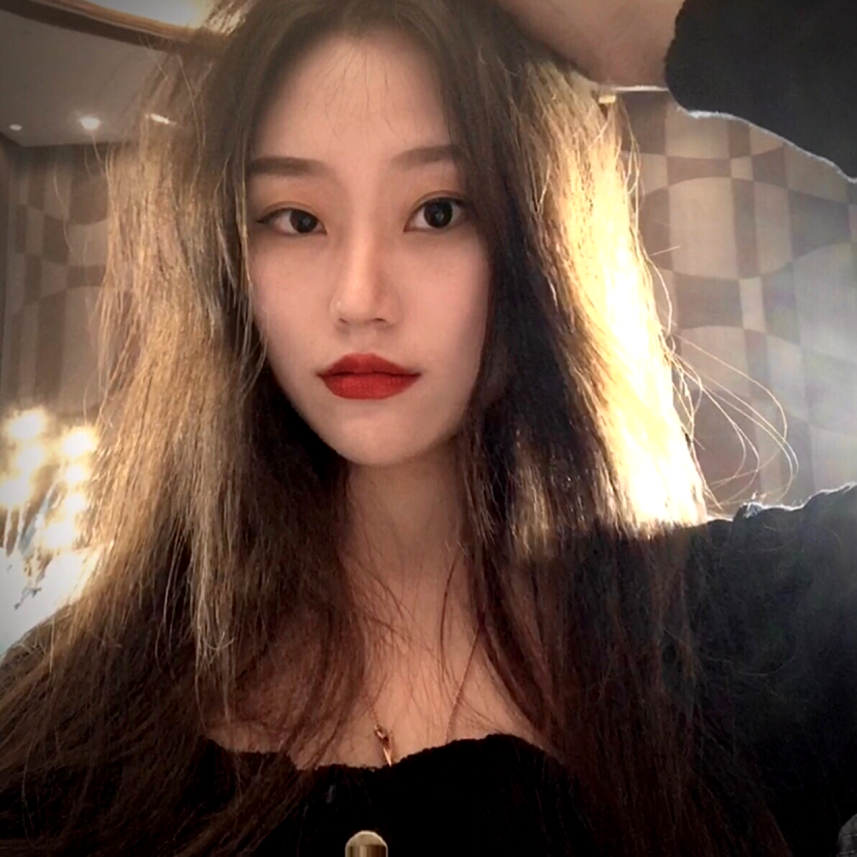 内向凝眸水池的照片