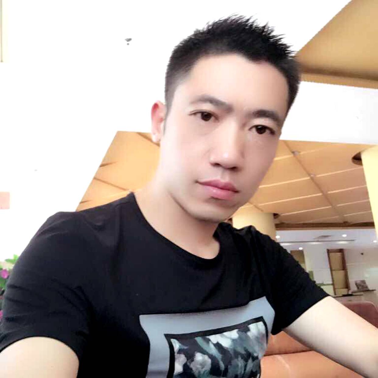 眼神秀丽的照片