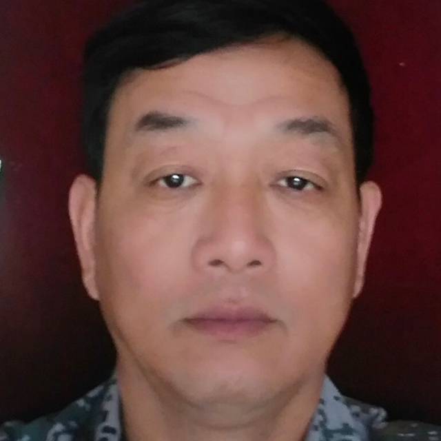 霓虹灯下的一代人的照片