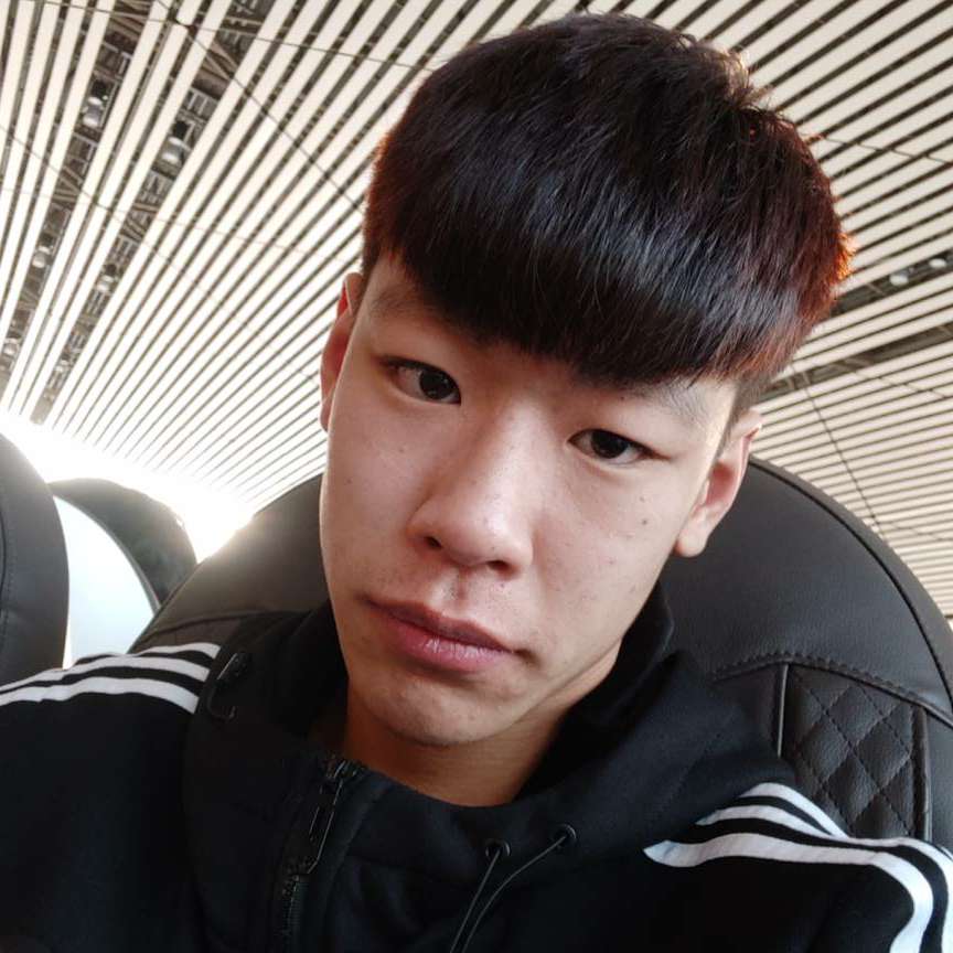 萝莉回首怡然的照片