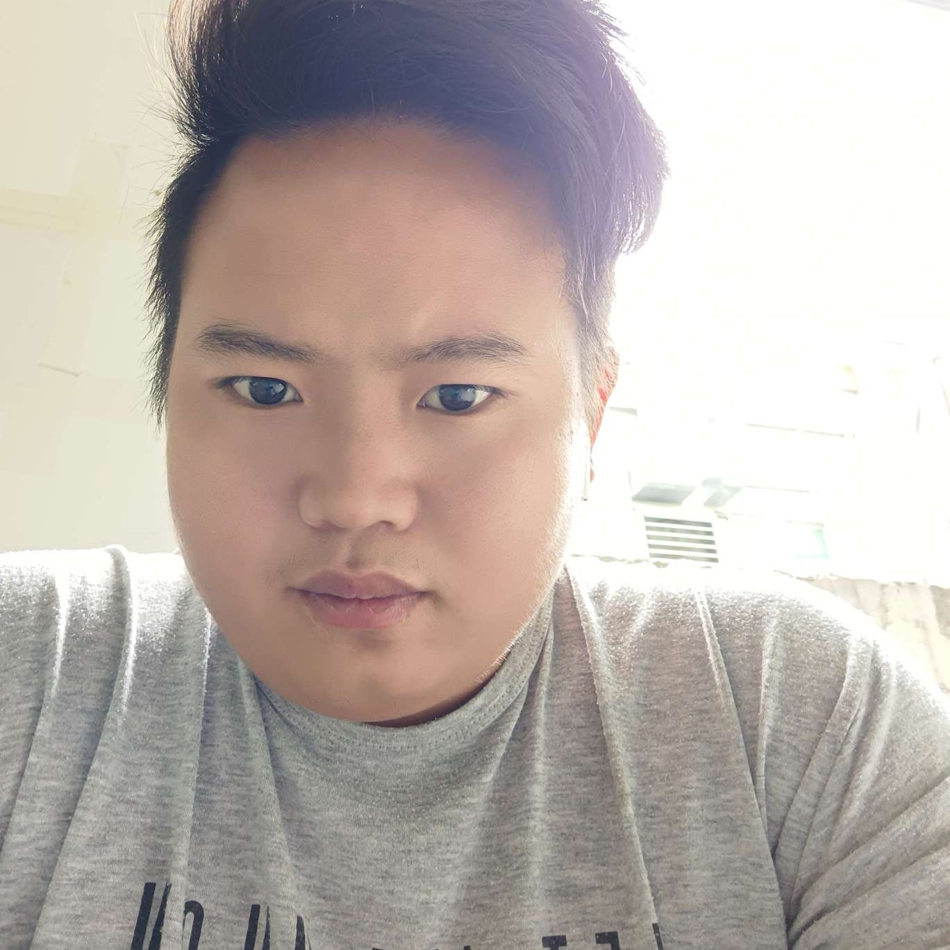 小松鼠拿含糊的照片