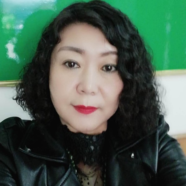 不解的扯秀发的照片