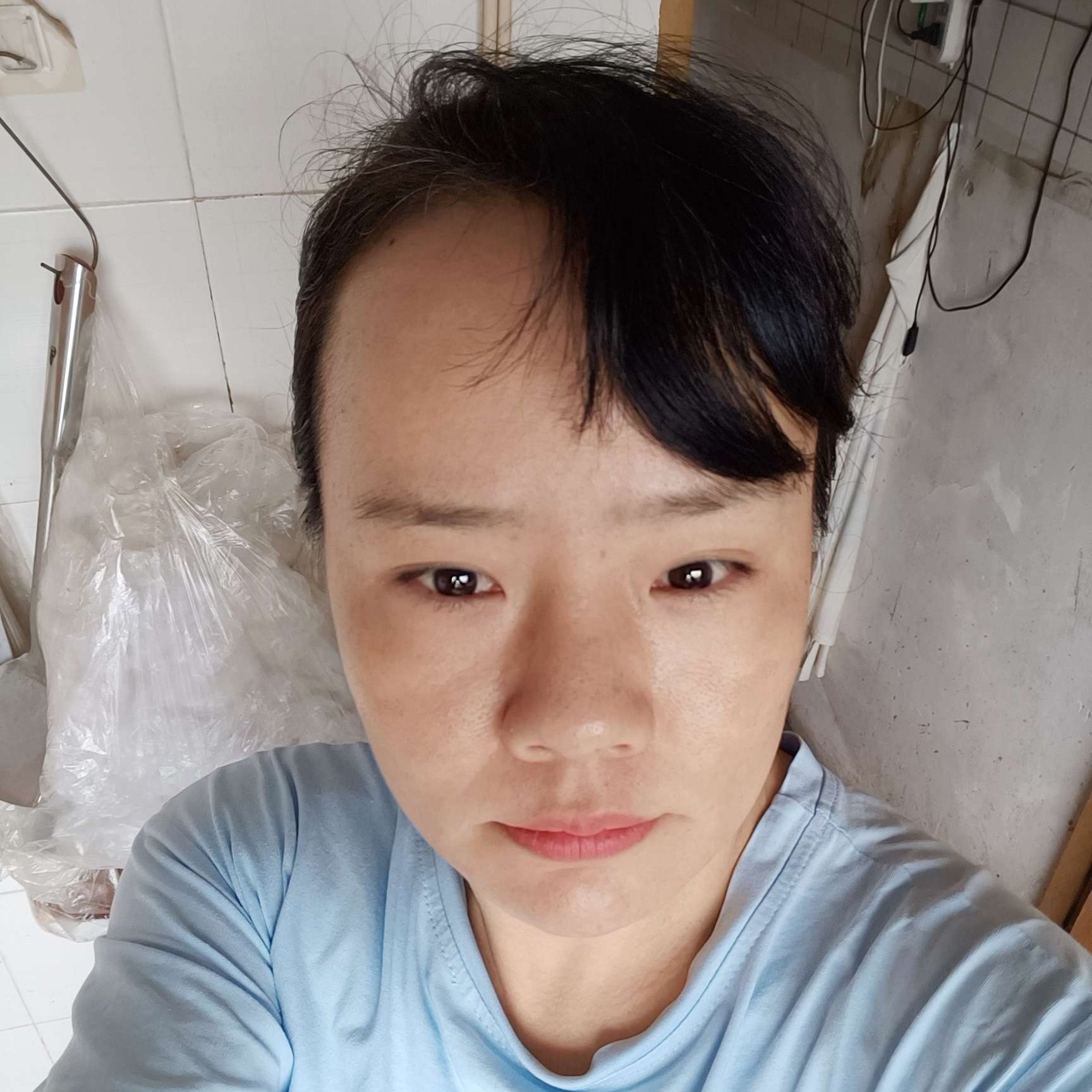 贪玩挽手板凳的照片
