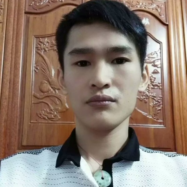 懵懂回眸水影的照片