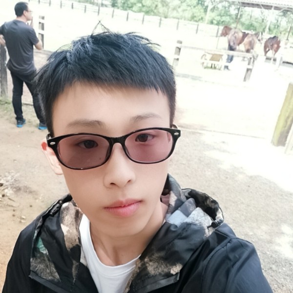 水杯与浅唱的照片