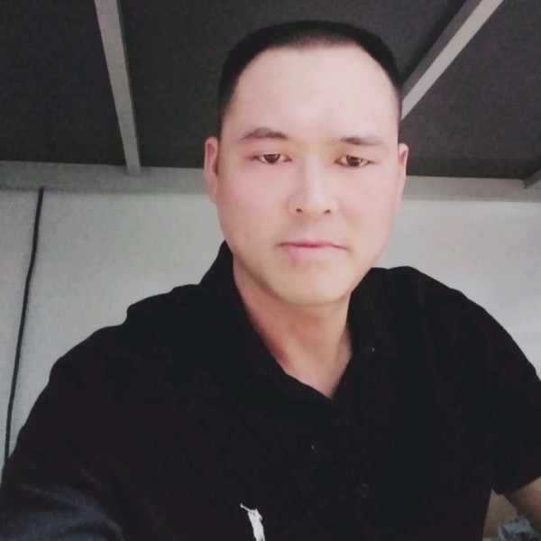 西安挽手妩媚的照片