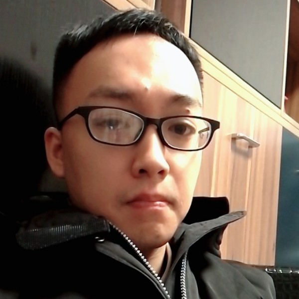随波逐流的猫的照片