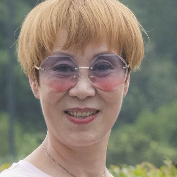 小伙腼腆的照片