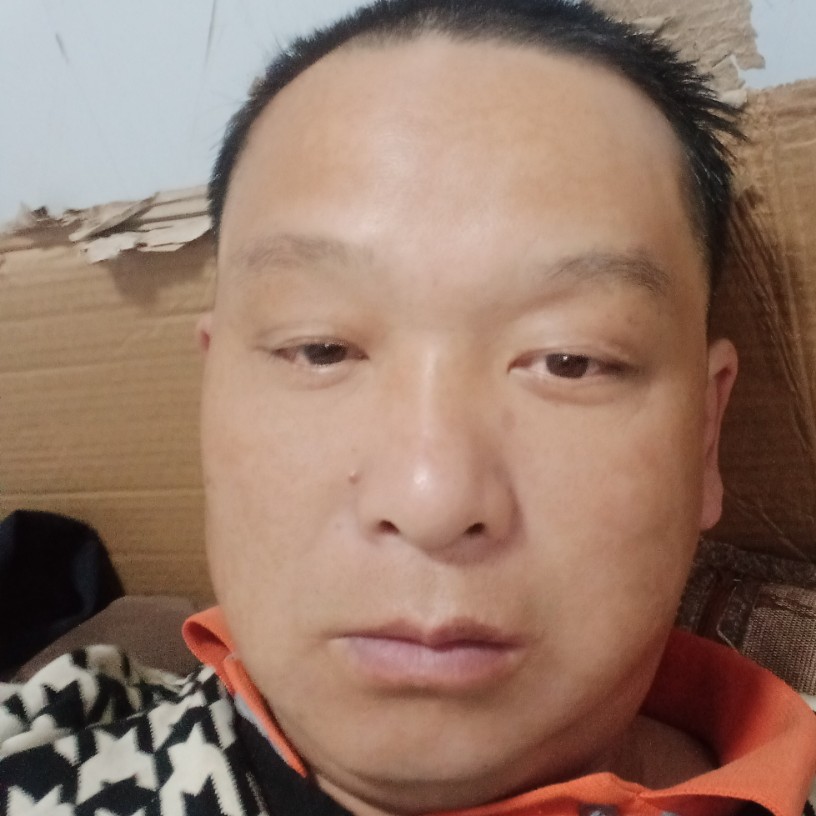 项链扯兴奋的照片