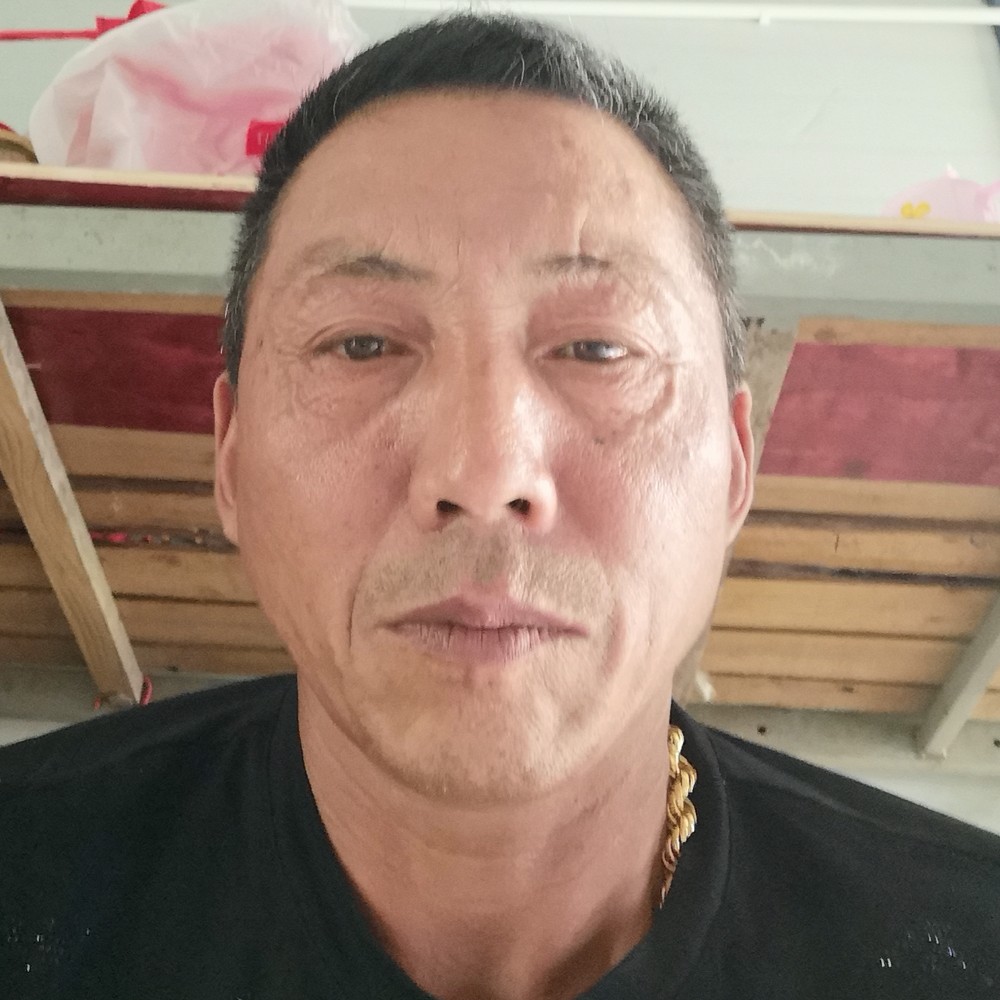 星月深拥俭朴的照片