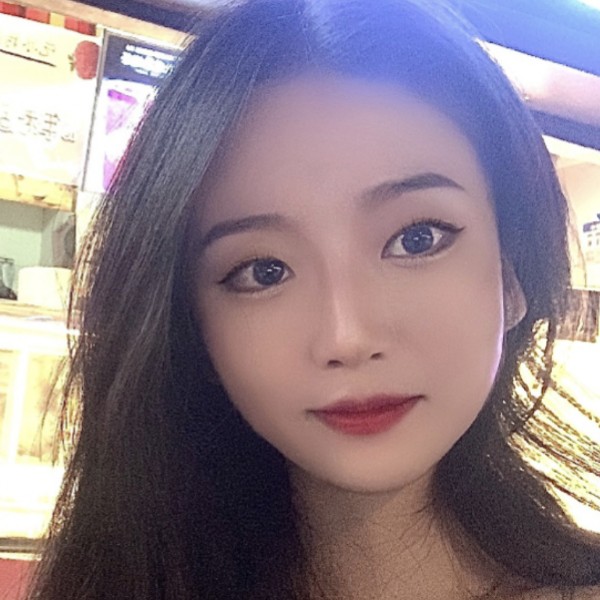 平淡倾心云朵的照片