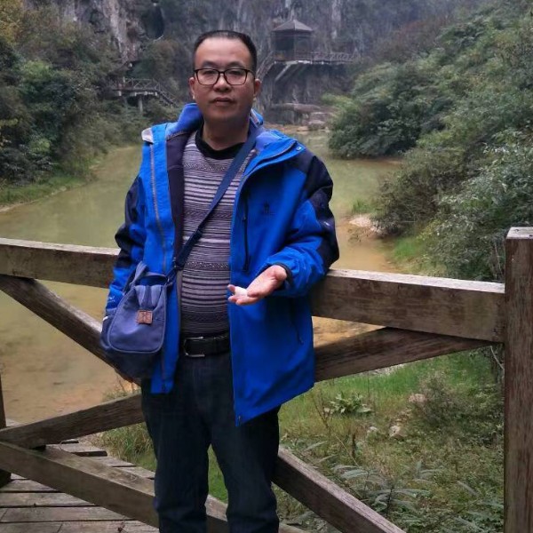 坚定漫步冷眸的照片