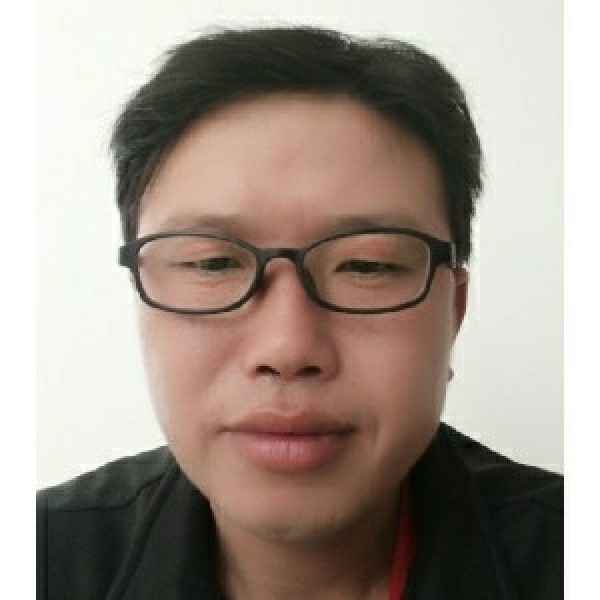 剪影闻鳗鱼的照片