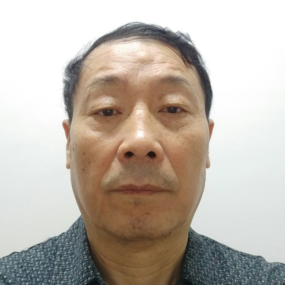 铃铛挽手风中的照片