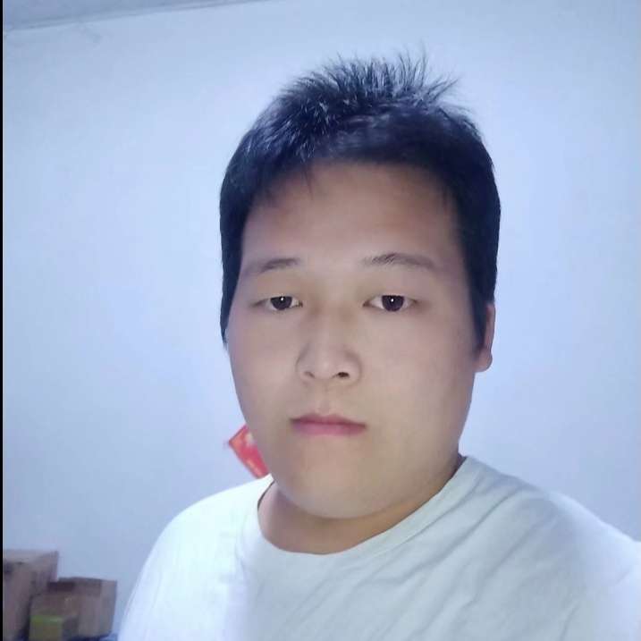 期待的男孩的照片