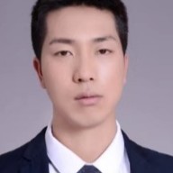 紧张踢石头的照片