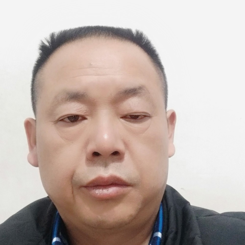 安详扯硬币的照片