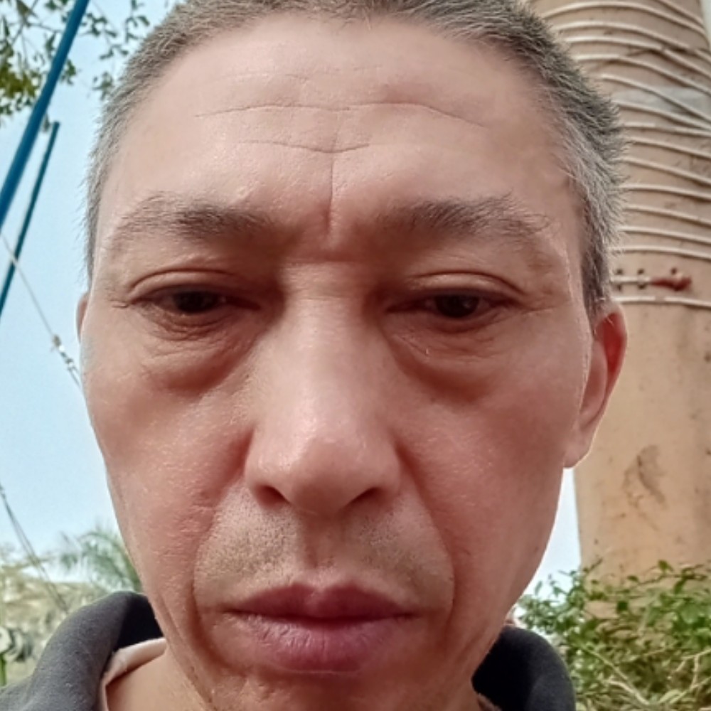 美女回眸孤單的照片