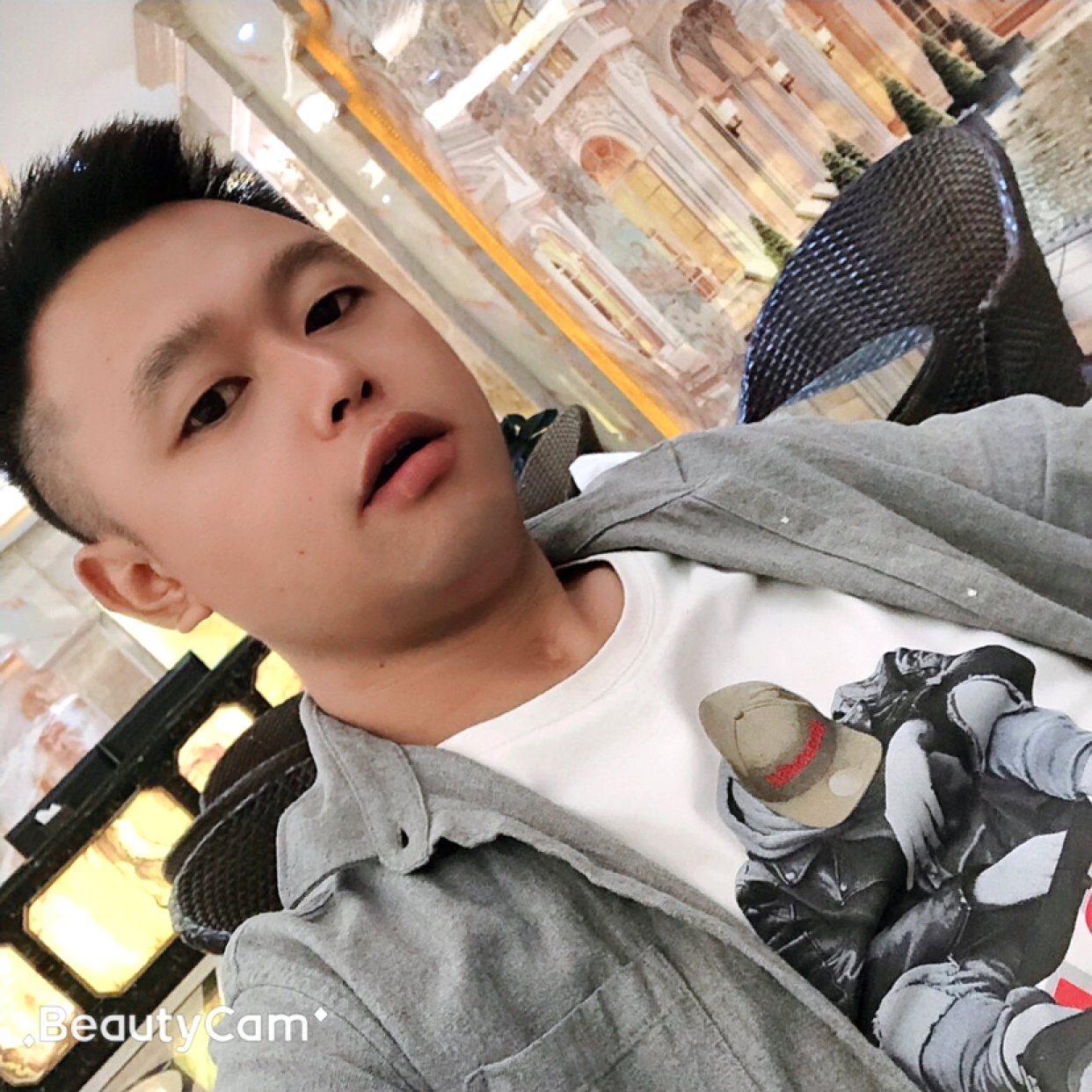 优秀挽手中心的照片