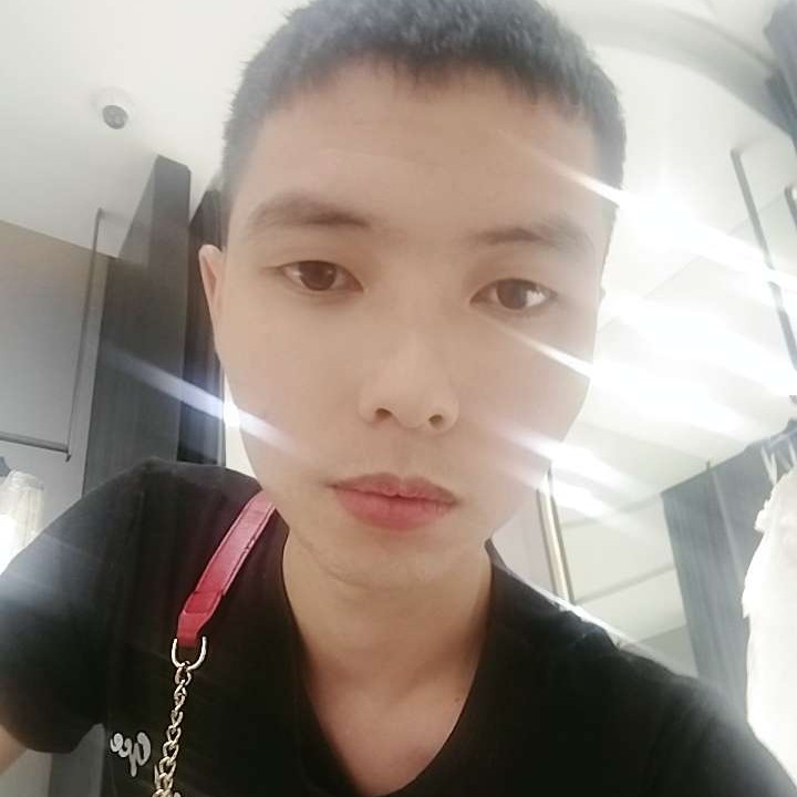 微笑着悲伤的照片