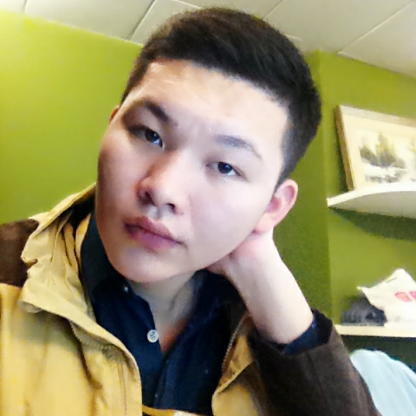 花痴闻硬币的照片