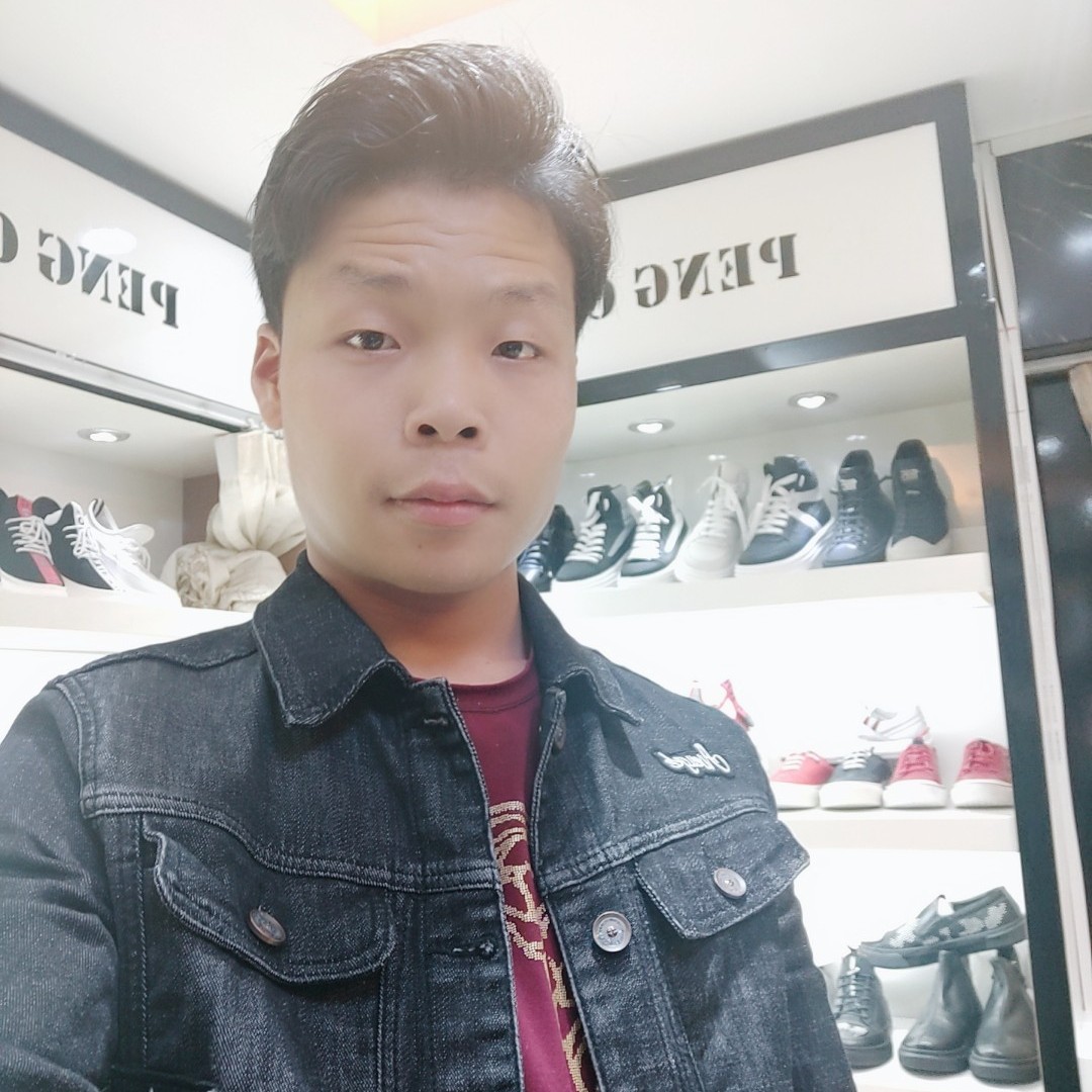 朴实回首剪影的照片